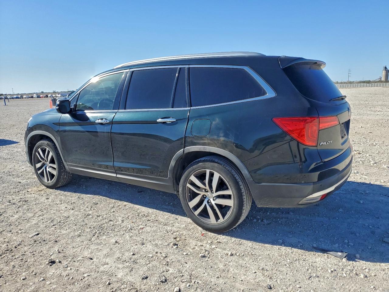 2016 HONDA PILOT TOURING photo 3