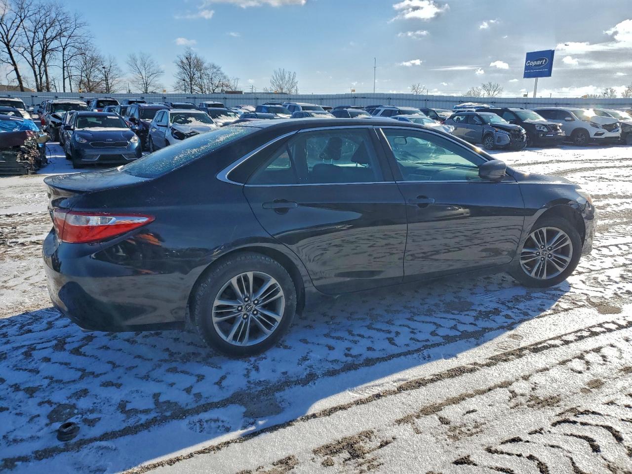 2015 TOYOTA CAMRY LE photo 3