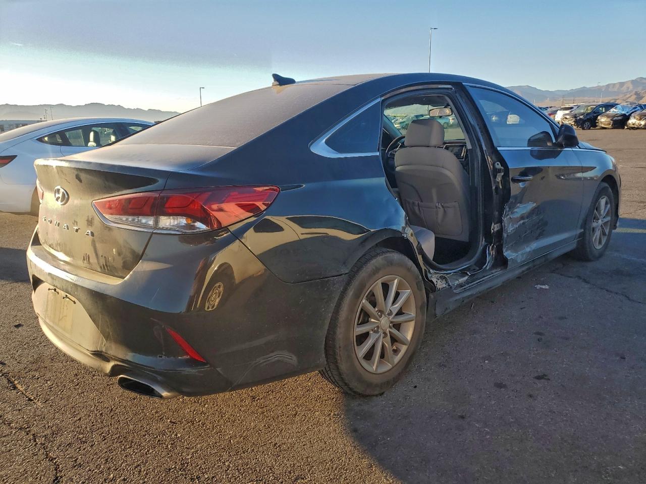 2018 HYUNDAI SONATA SE photo 3