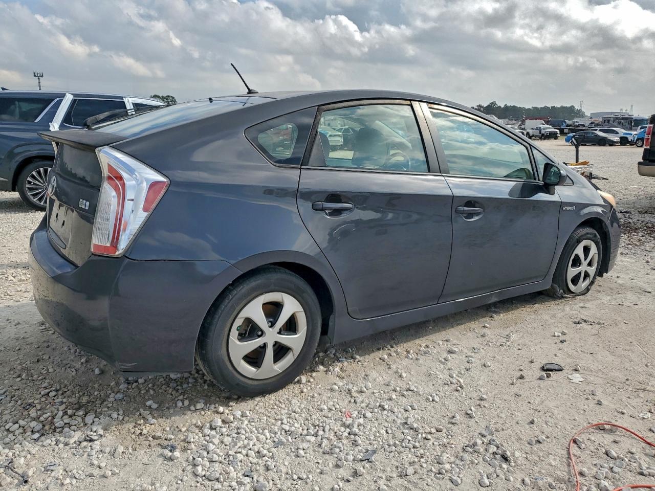 2015 TOYOTA PRIUS photo 3