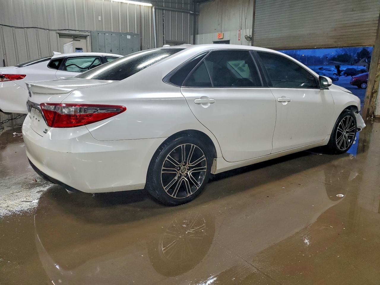 2016 TOYOTA CAMRY LE photo 3