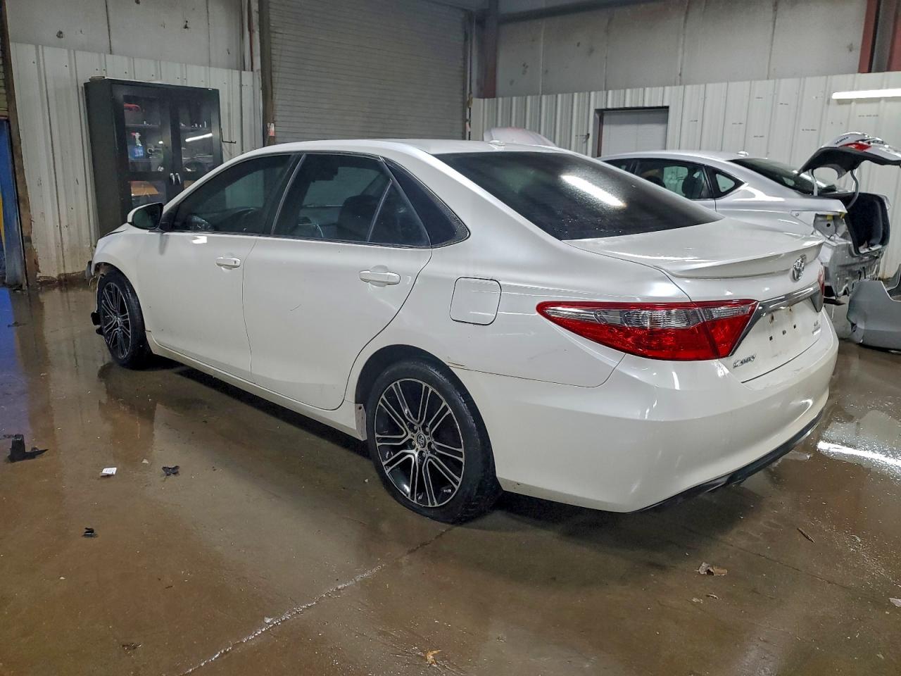 2016 TOYOTA CAMRY LE photo 2