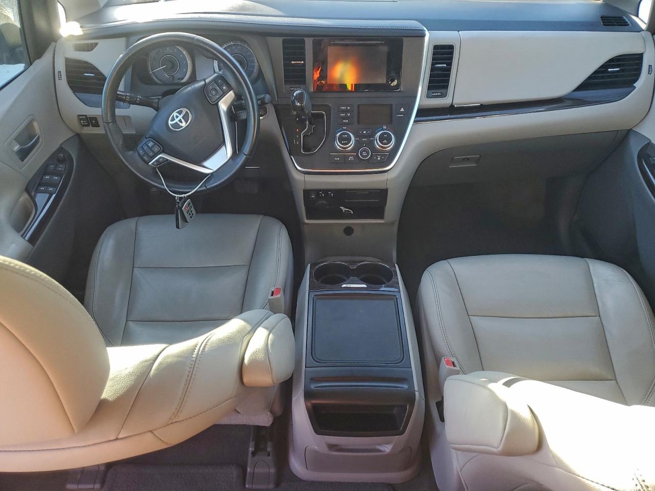 2017 TOYOTA SIENNA XLE photo 8