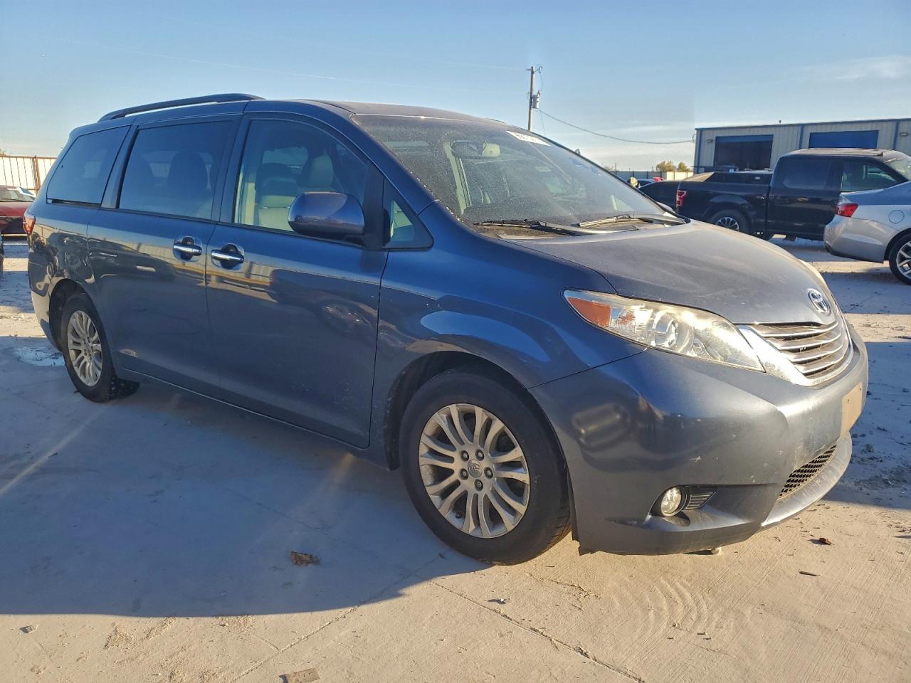 2017 TOYOTA SIENNA XLE photo 4
