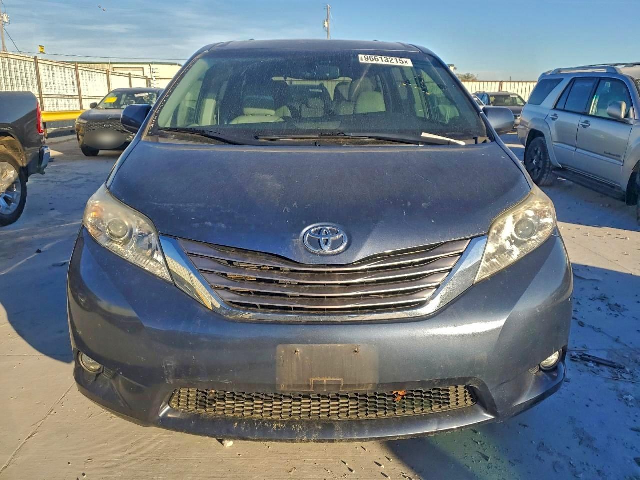 2017 TOYOTA SIENNA XLE photo 5