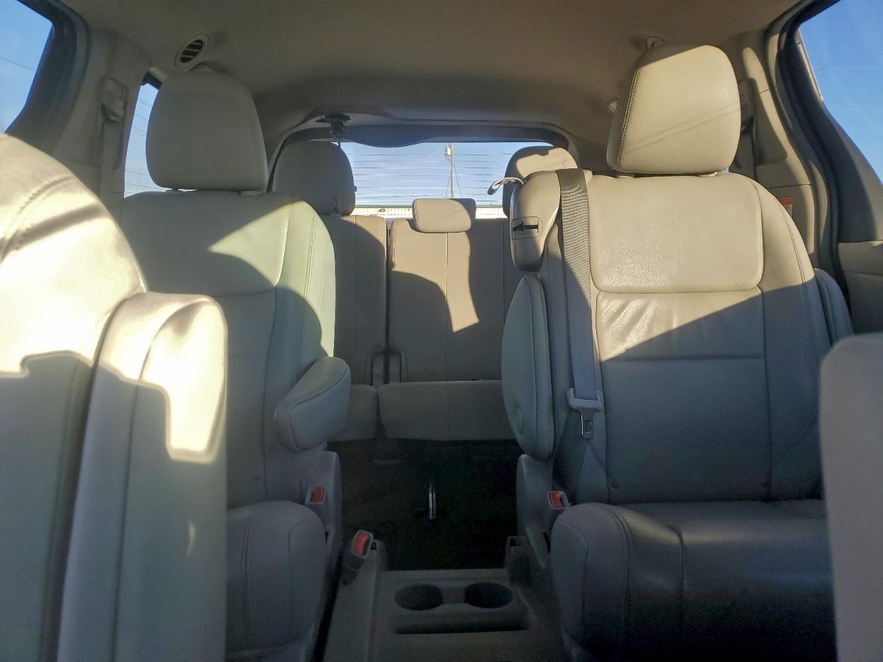 2017 TOYOTA SIENNA XLE photo 10