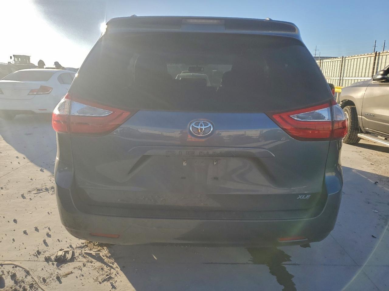 2017 TOYOTA SIENNA XLE photo 6