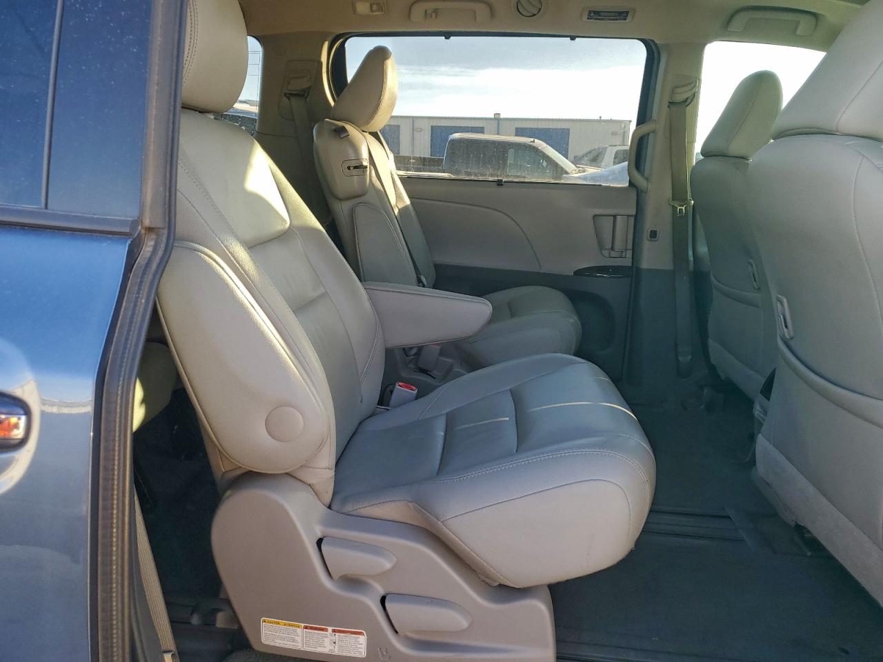 2017 TOYOTA SIENNA XLE photo 11