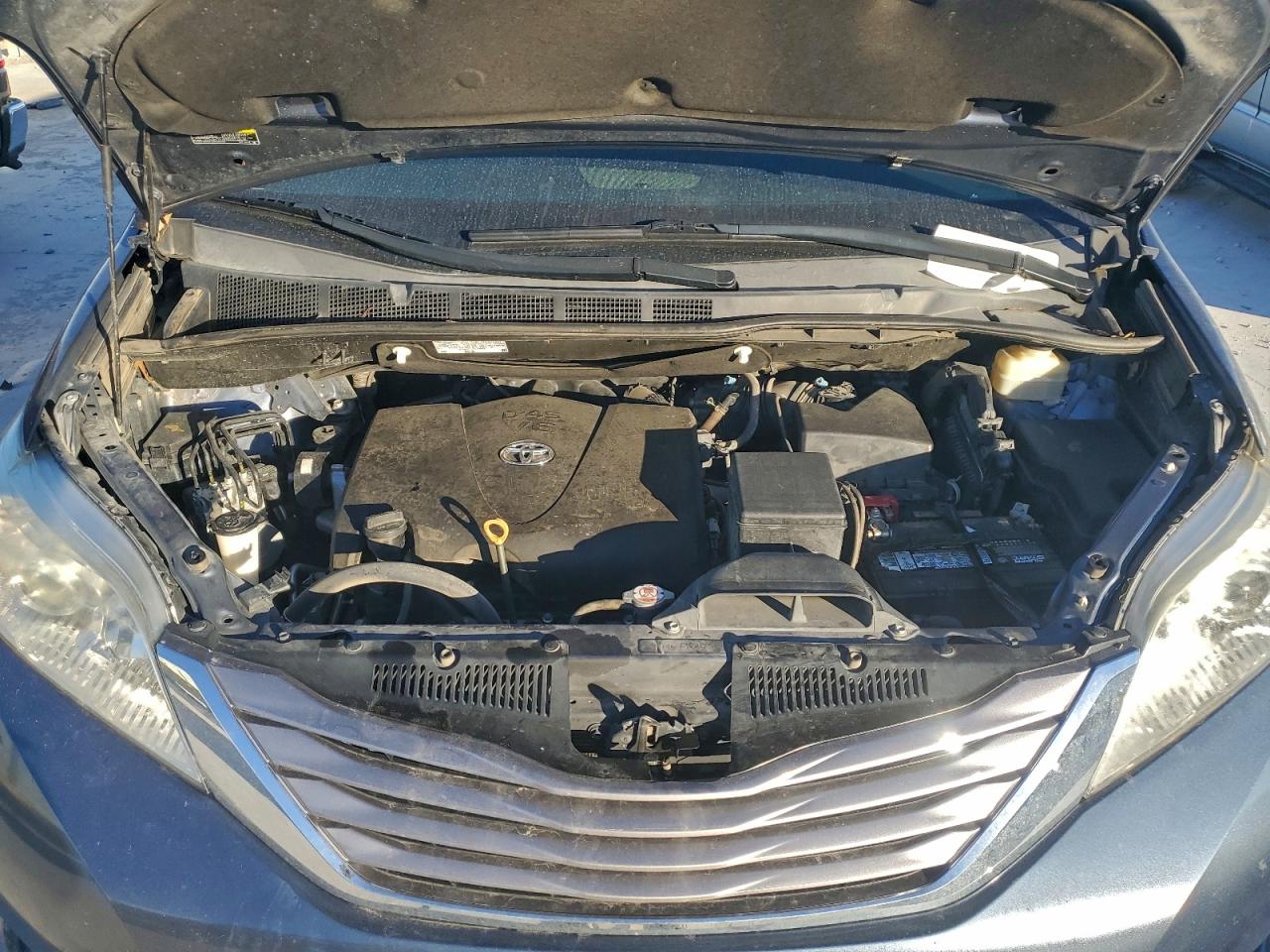 2017 TOYOTA SIENNA XLE photo 12