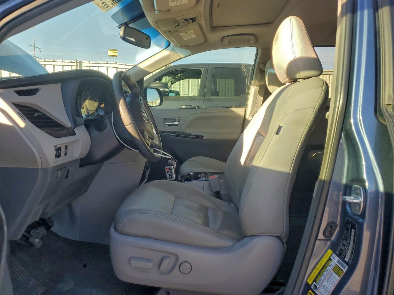 2017 TOYOTA SIENNA XLE photo 7