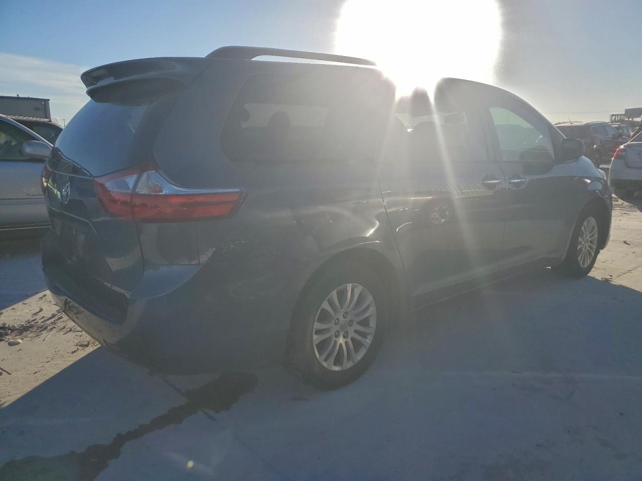 2017 TOYOTA SIENNA XLE photo 3