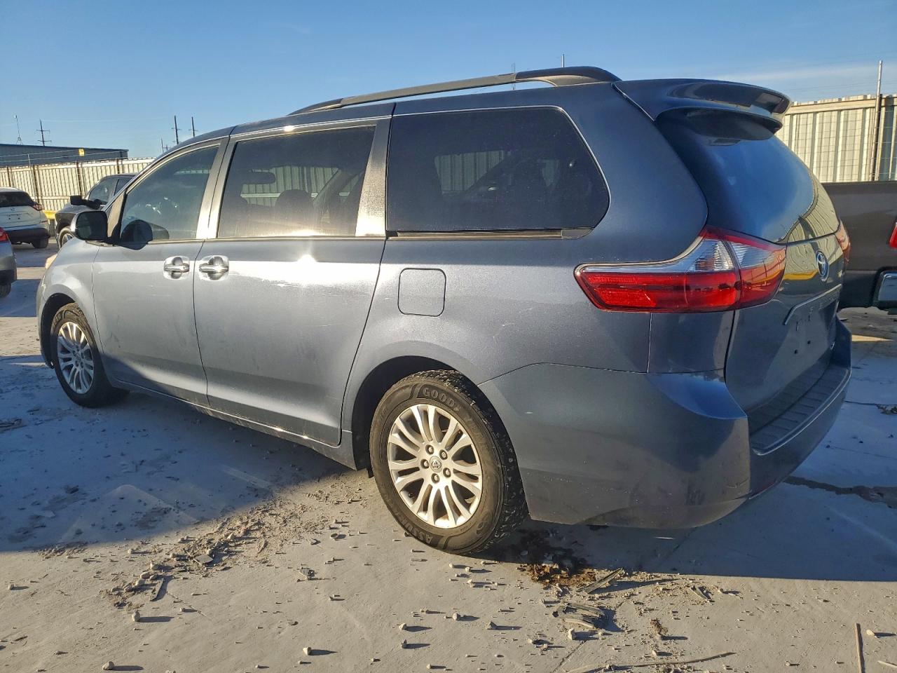 2017 TOYOTA SIENNA XLE photo 2
