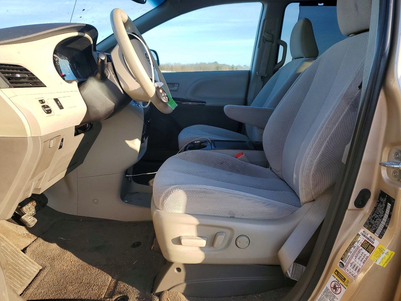 2014 TOYOTA SIENNA LE photo 7