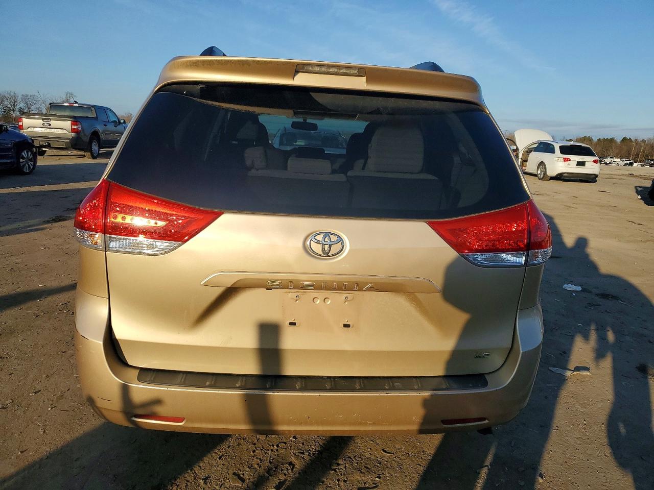 2014 TOYOTA SIENNA LE photo 6