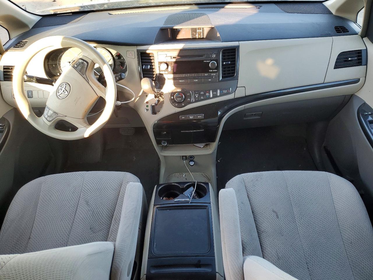 2014 TOYOTA SIENNA LE photo 8