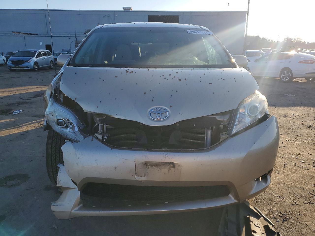 2014 TOYOTA SIENNA LE photo 5