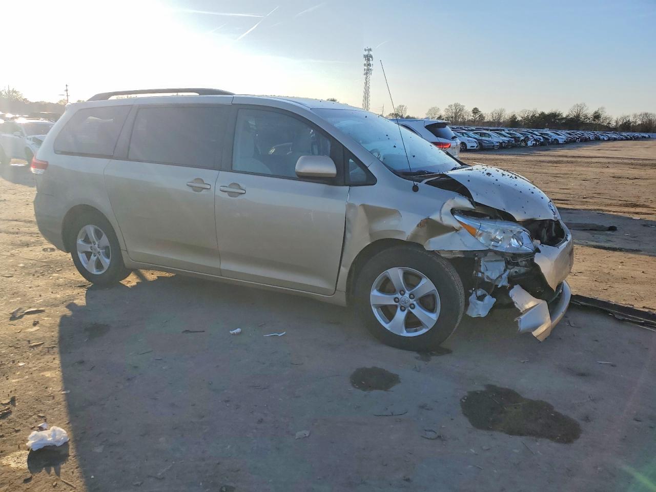 2014 TOYOTA SIENNA LE photo 4