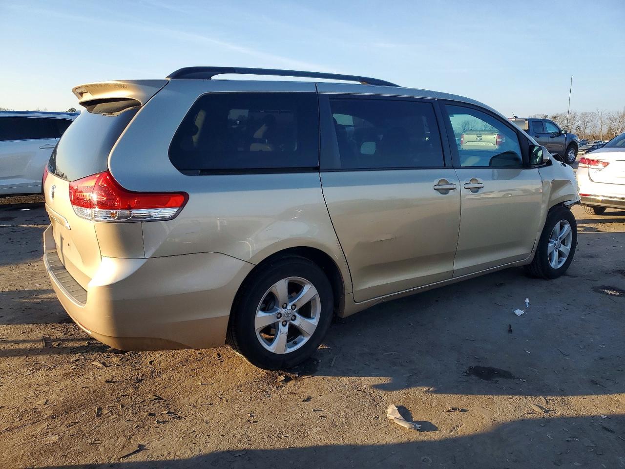 2014 TOYOTA SIENNA LE photo 3