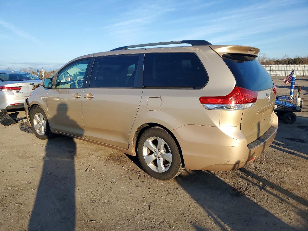 2014 TOYOTA SIENNA LE photo 2