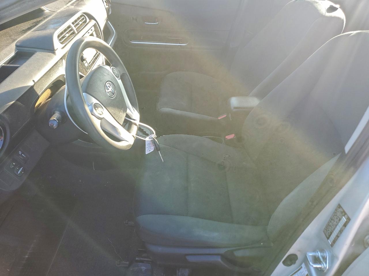2015 TOYOTA PRIUS C photo 7