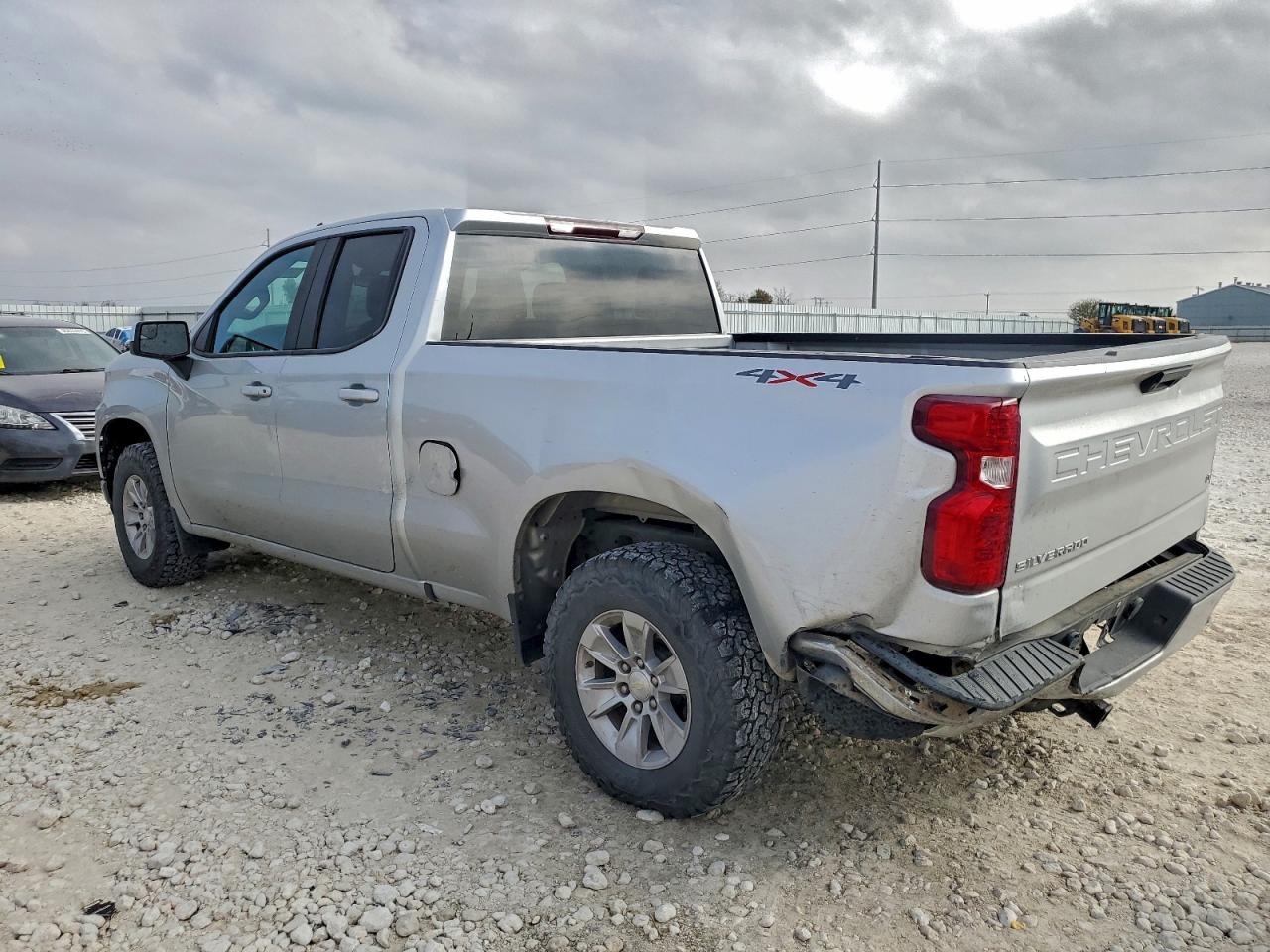 2020 CHEVROLET SILVERADO K1500 LT photo 2