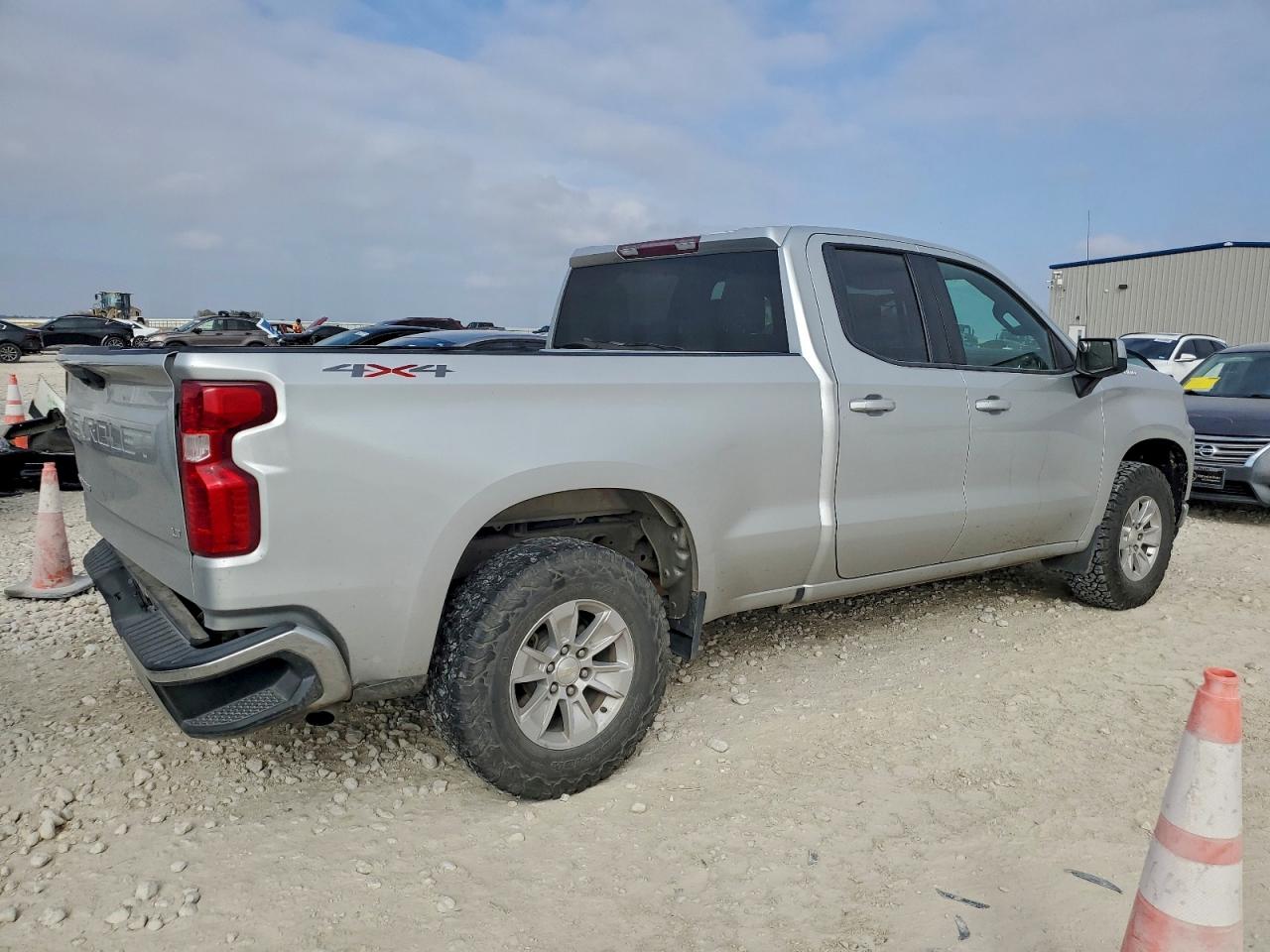 2020 CHEVROLET SILVERADO K1500 LT photo 3