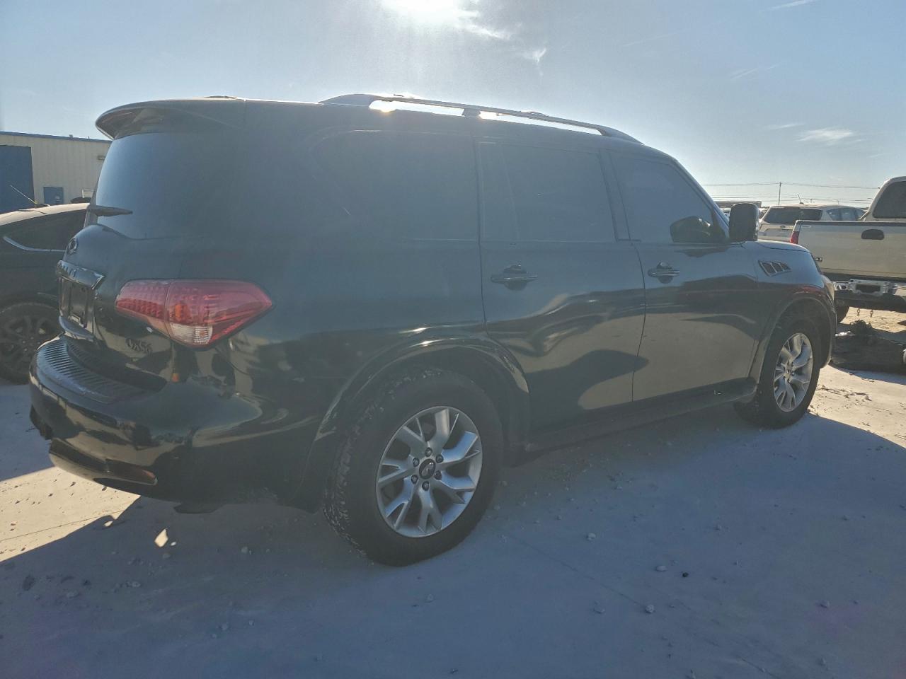 2012 INFINITI QX56 photo 3