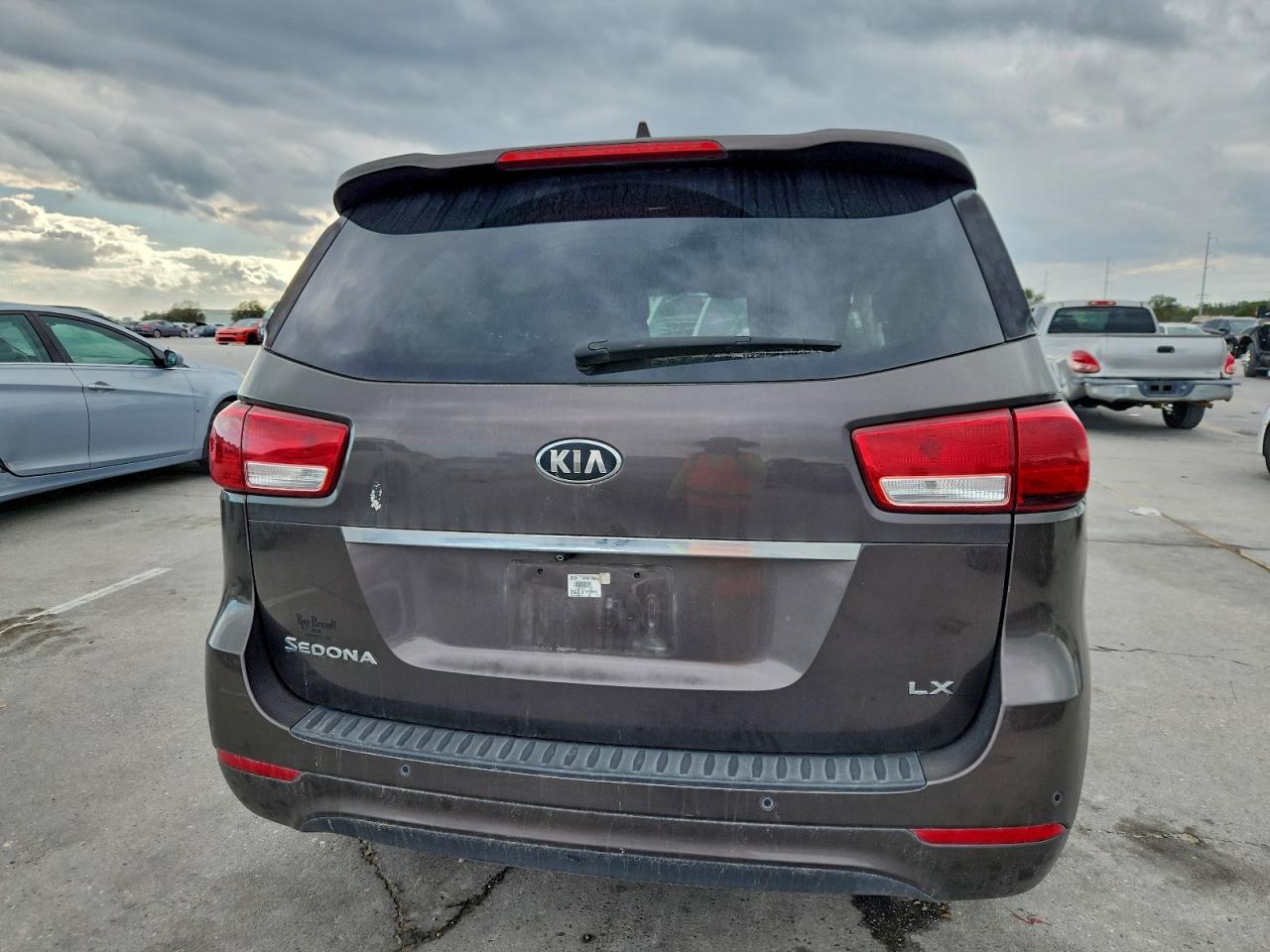 2016 KIA SEDONA LX photo 6