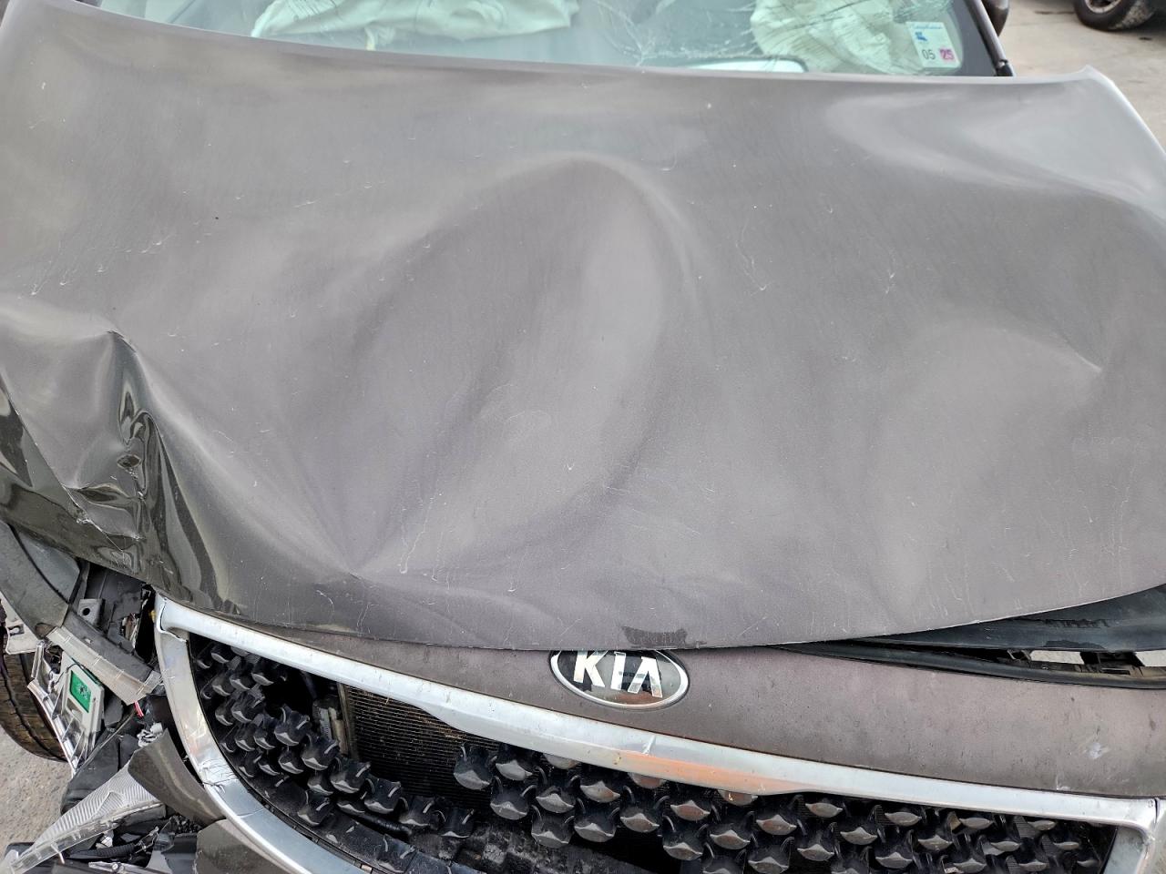 2016 KIA SEDONA LX photo 12