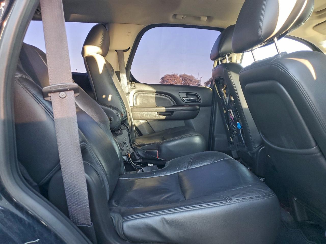 2012 CADILLAC ESCALADE LUXURY photo 11