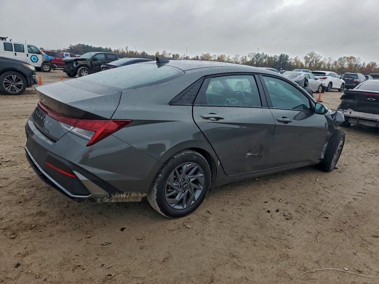 2025 HYUNDAI ELANTRA BLUE photo 3