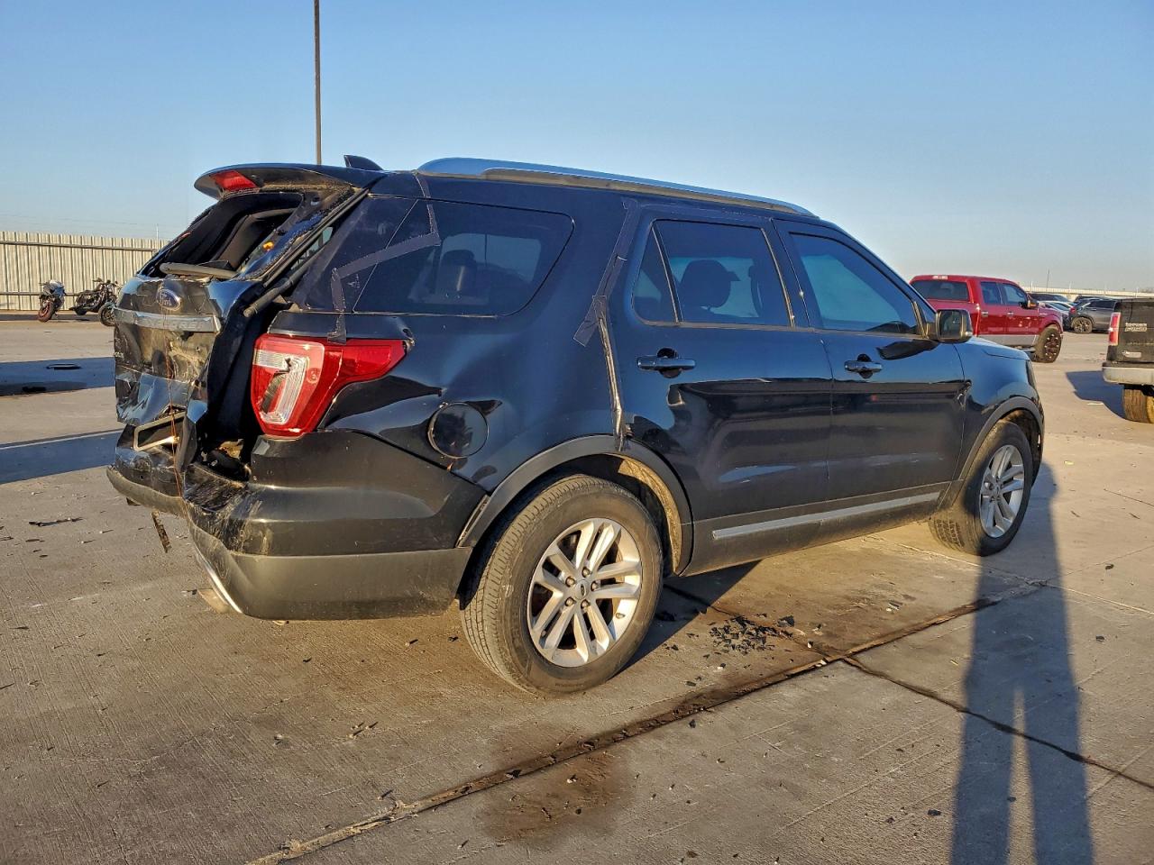 2016 FORD EXPLORER XLT photo 3
