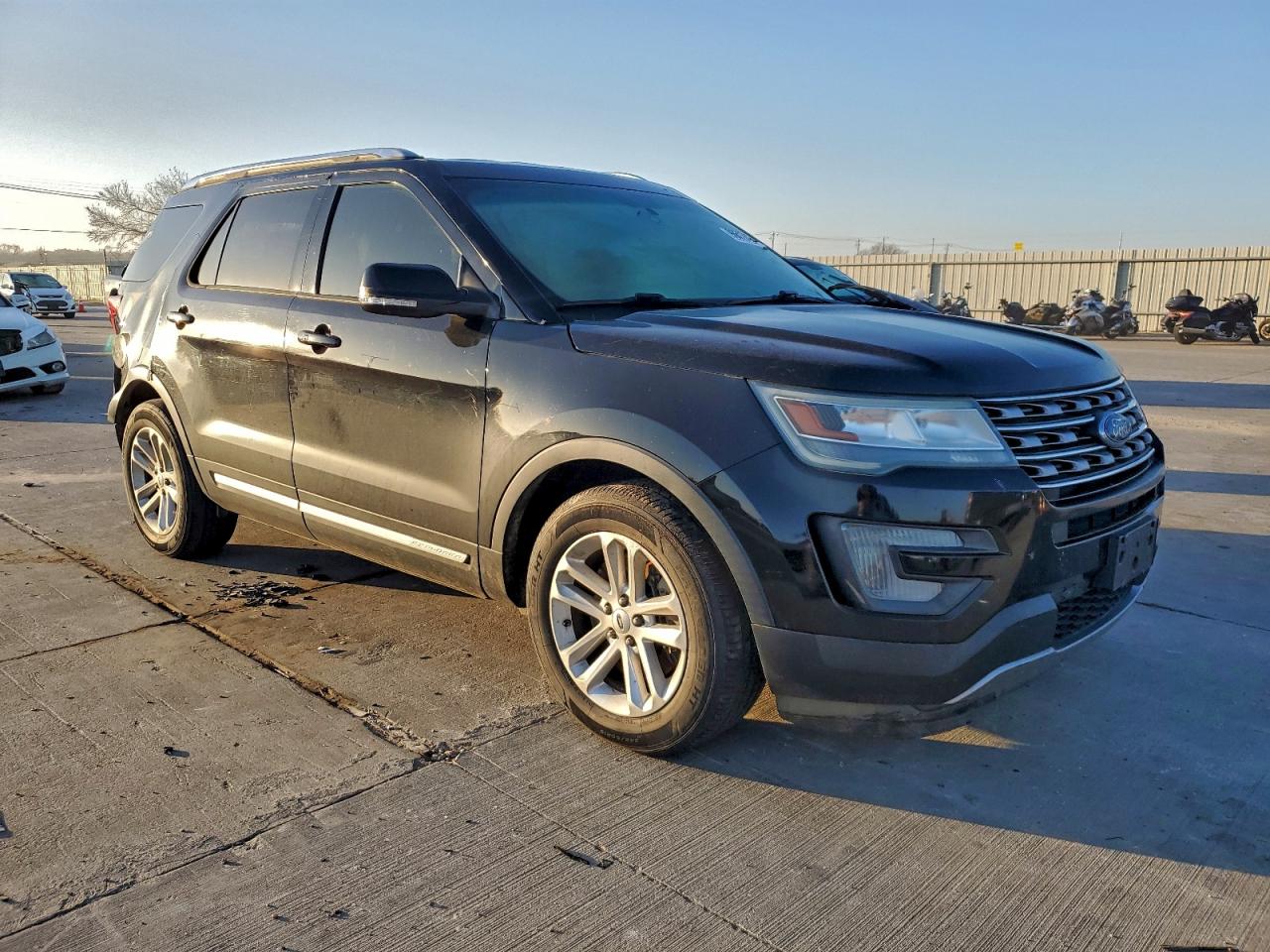 2016 FORD EXPLORER XLT photo 4