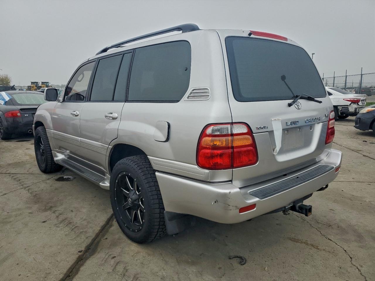 2002 TOYOTA LAND CRUISER photo 2