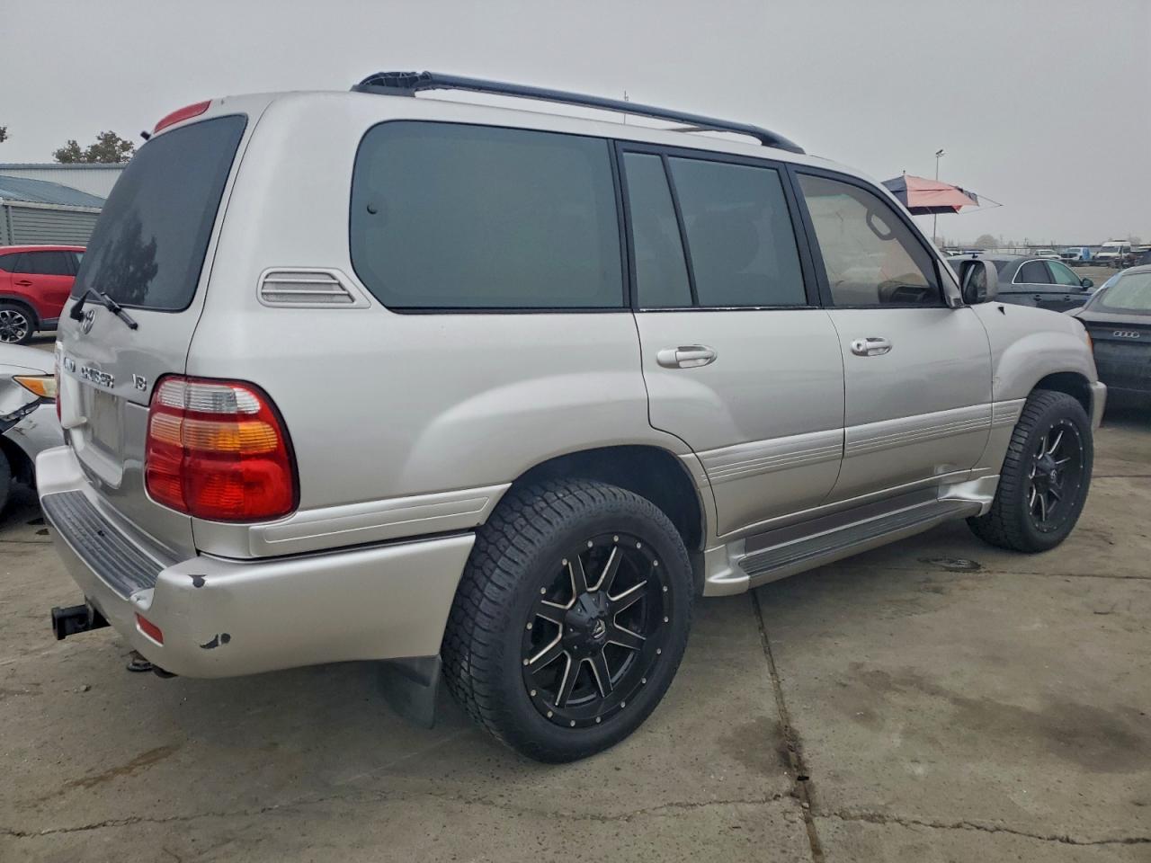 2002 TOYOTA LAND CRUISER photo 3
