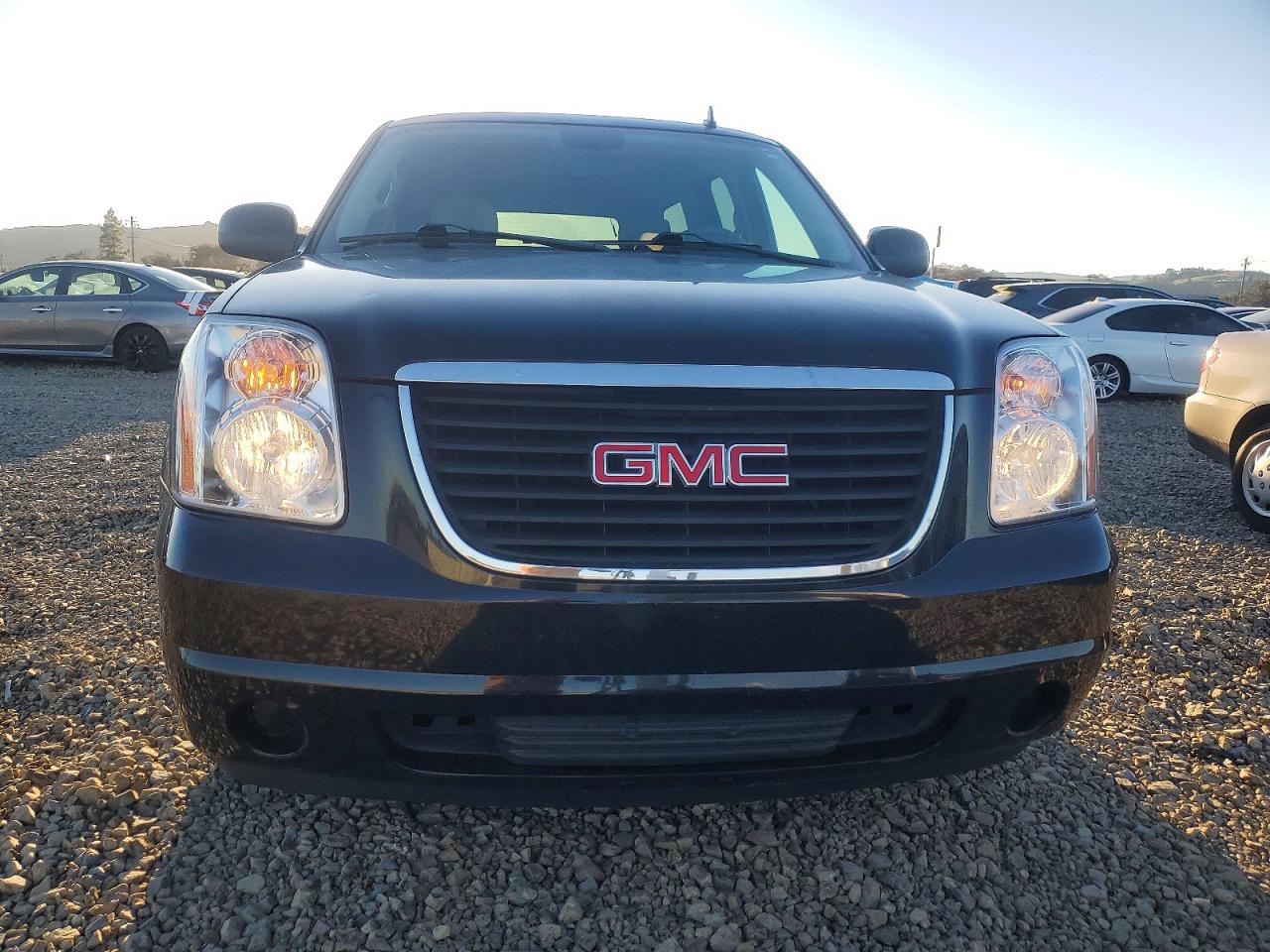 2010 GMC YUKON XL C1500 SLE photo 5