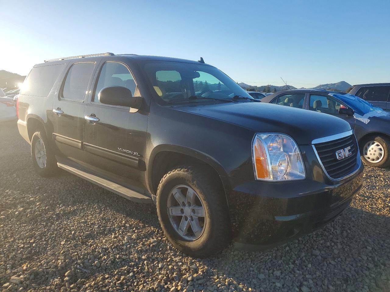 2010 GMC YUKON XL C1500 SLE photo 4