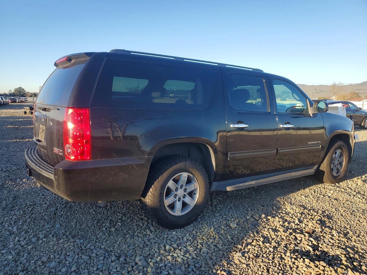 2010 GMC YUKON XL C1500 SLE photo 3