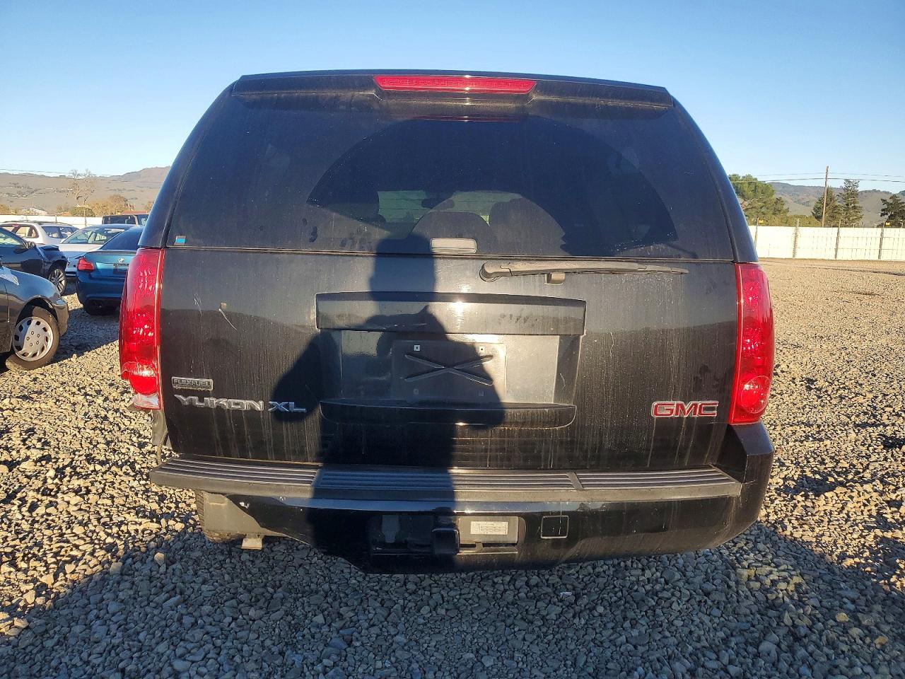 2010 GMC YUKON XL C1500 SLE photo 6