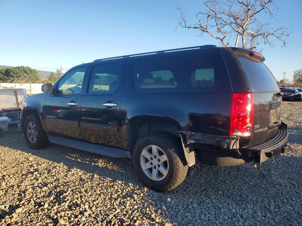 2010 GMC YUKON XL C1500 SLE photo 2