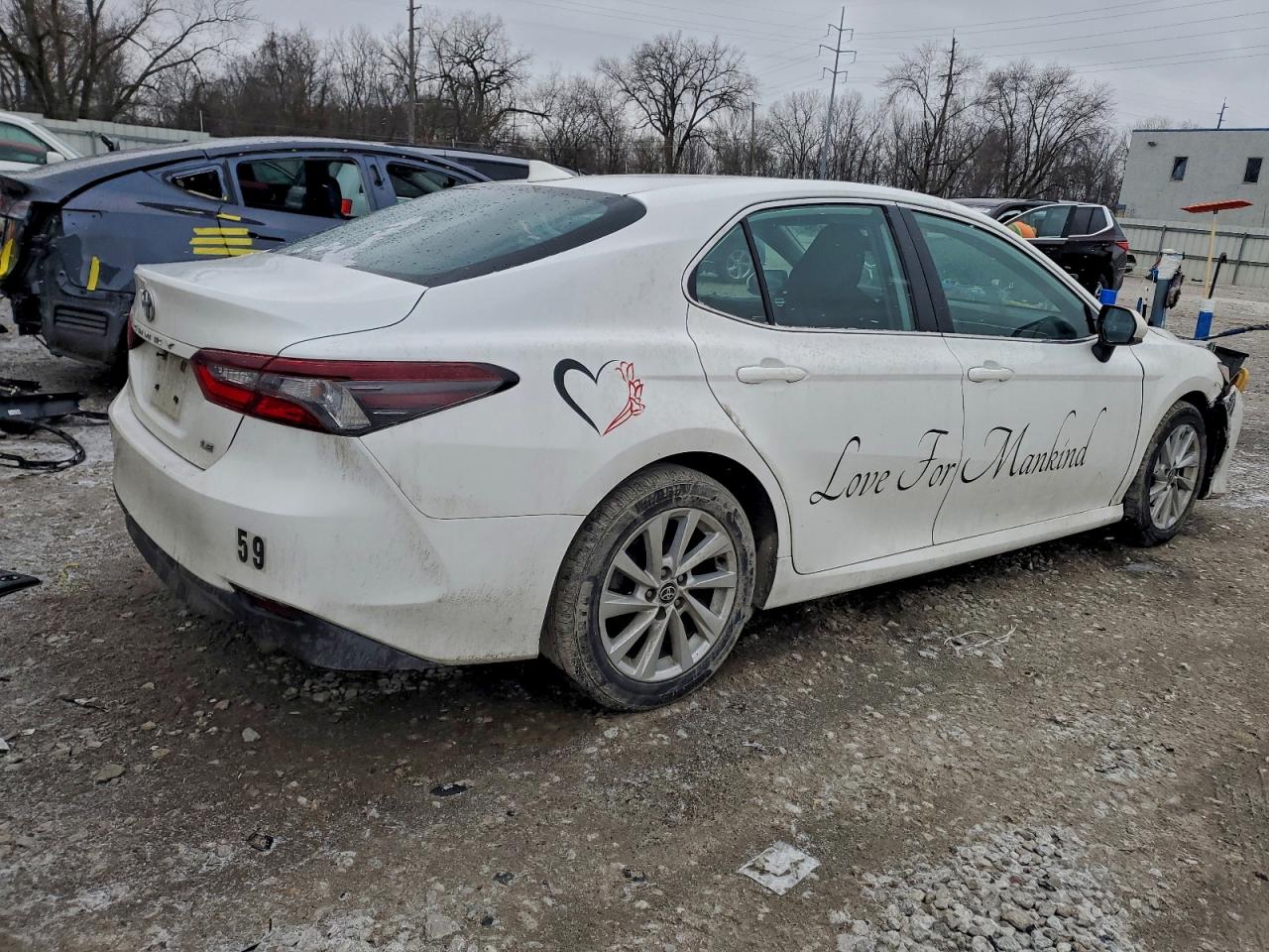 2022 TOYOTA CAMRY LE photo 3
