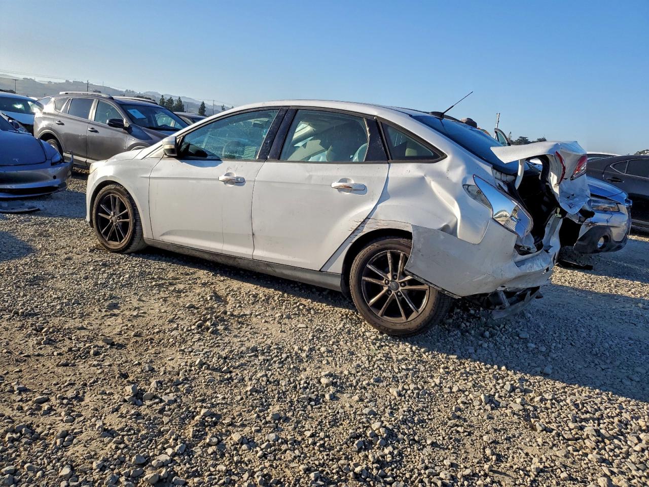2017 FORD FOCUS SE photo 2