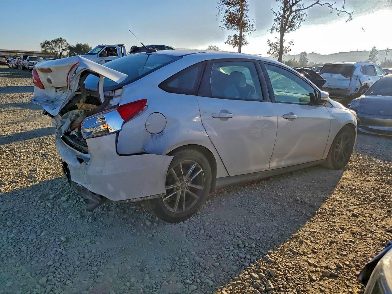 2017 FORD FOCUS SE photo 3