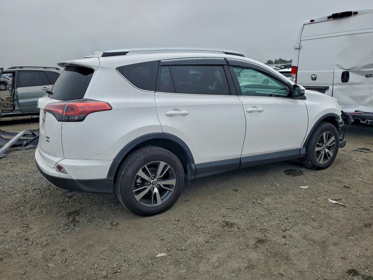 2016 TOYOTA RAV4 XLE photo 3