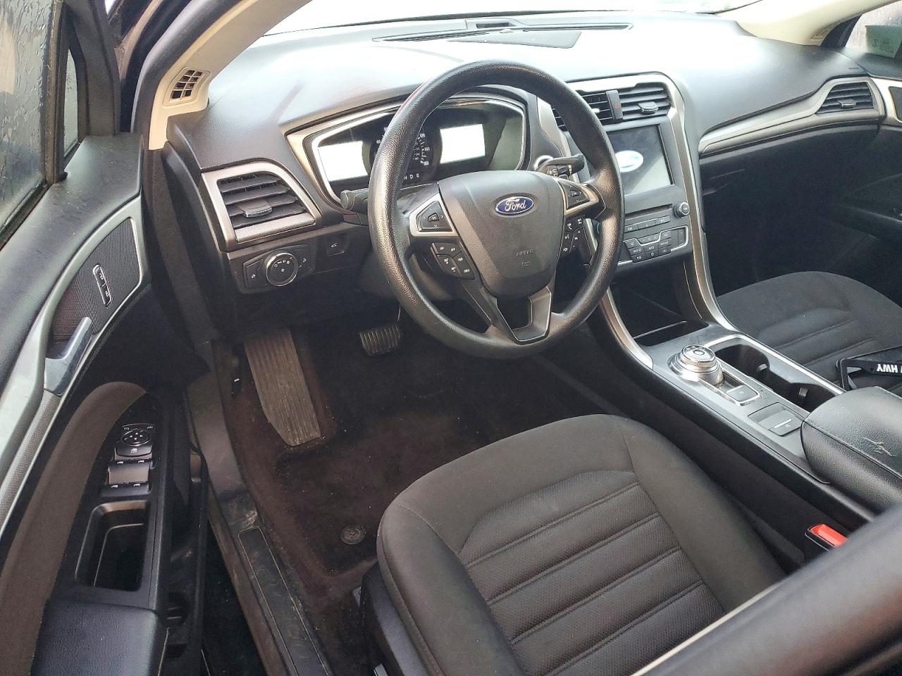 2017 FORD FUSION SE photo 8