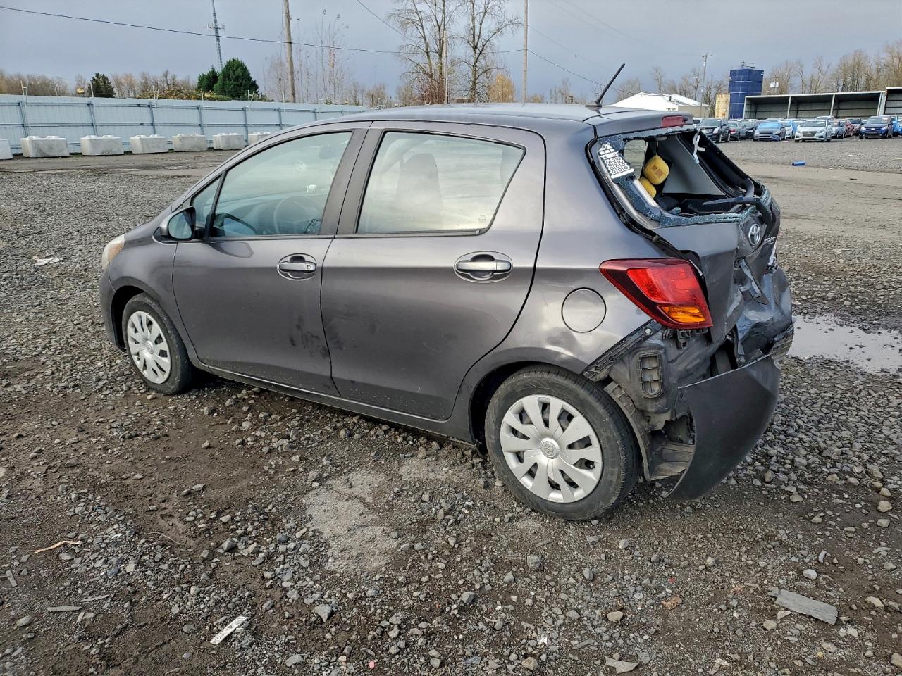2015 TOYOTA YARIS photo 2