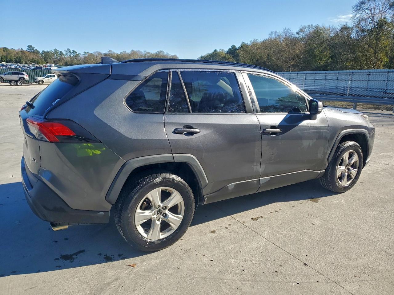 2019 TOYOTA RAV4 XLE photo 3