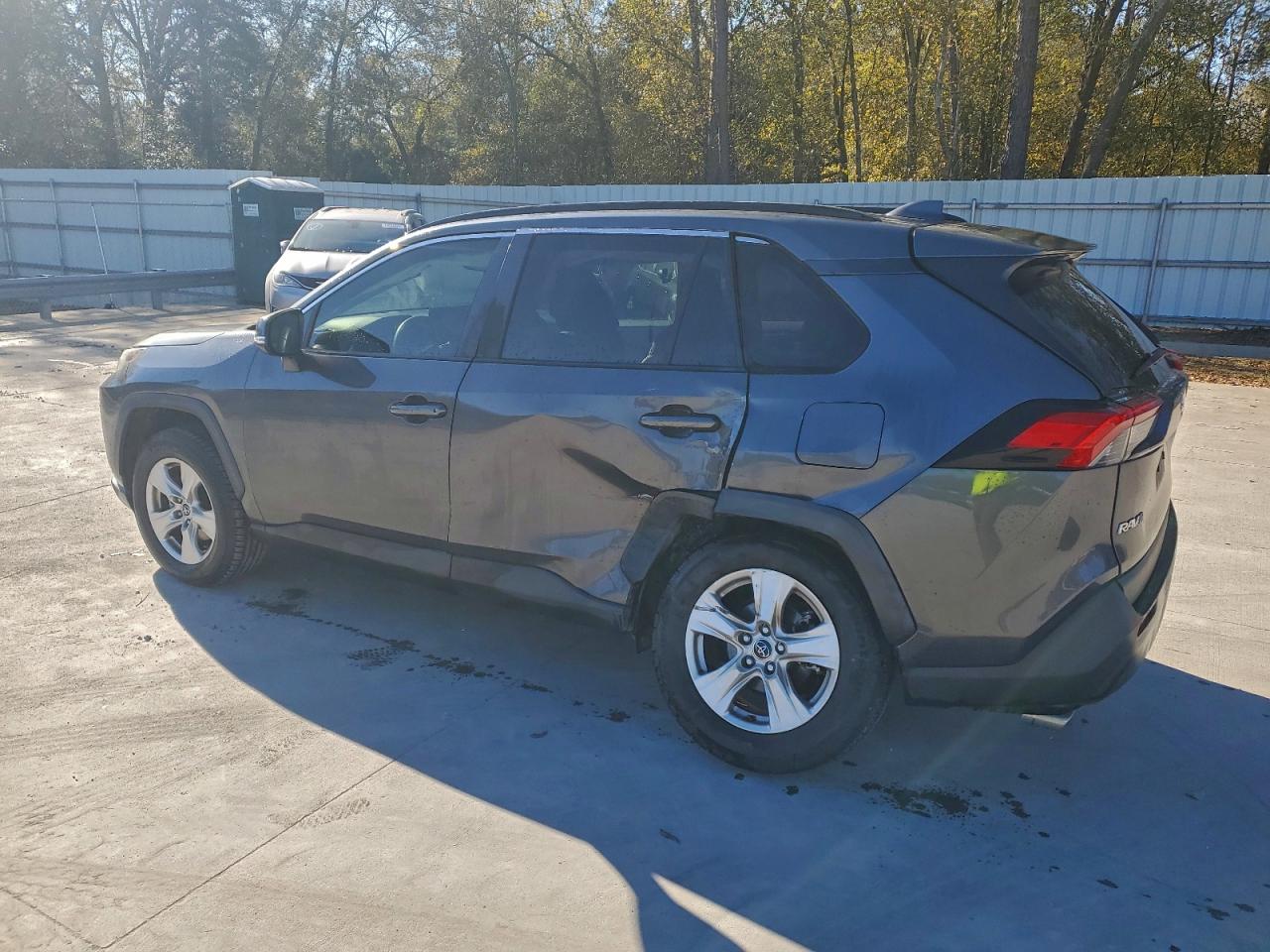 2019 TOYOTA RAV4 XLE photo 2