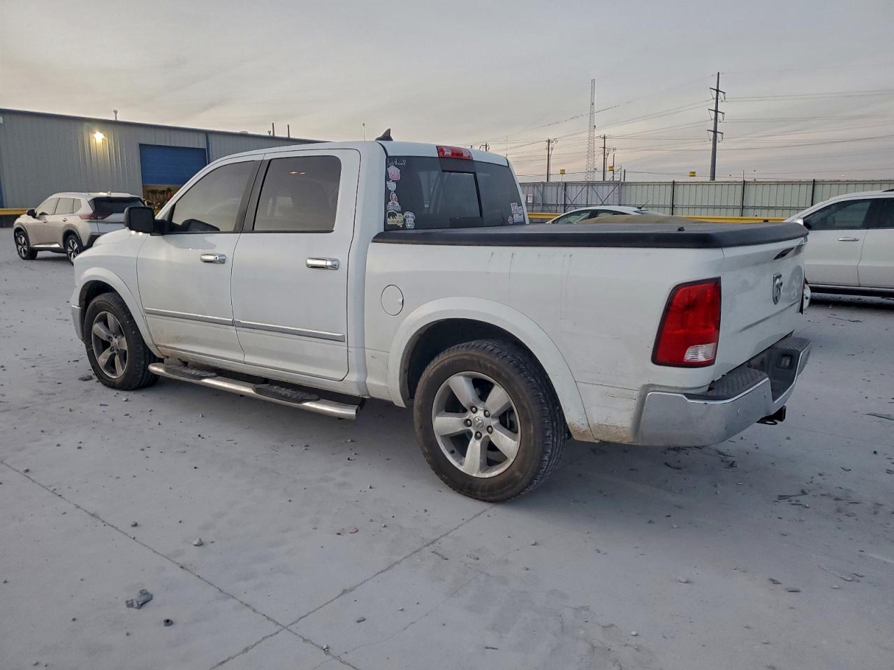 2015 RAM 1500 SLT photo 2