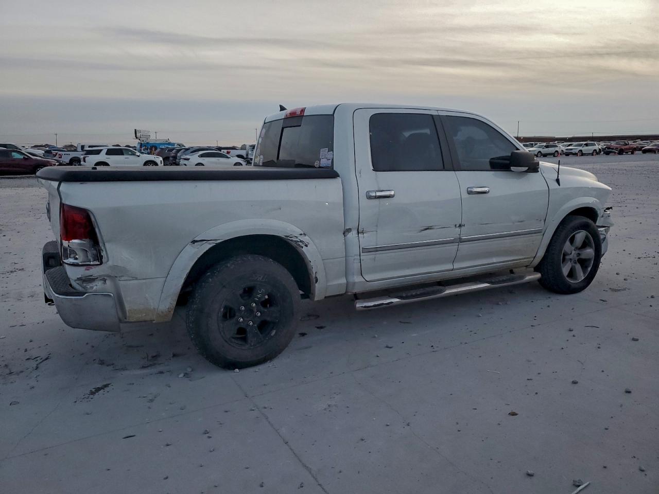 2015 RAM 1500 SLT photo 3